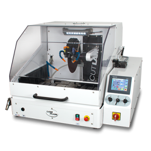 Automatische und programmierbare Trennmaschine mit 2 motorisierten Achsen mit einer Trennscheibe Ø 300 mm ausgestattet.